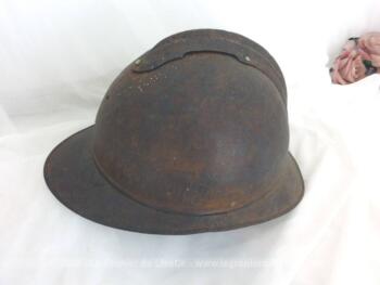 Ancien casque avec patine, en métal, patiné par le temps. Modèle Adrian de 1915, première guerre, difficile à confirmer, mais dans tous les cas c'est sûr, c'est un casque qui a beaucoup de cachet.