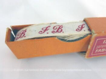 Ancien ruban avec lettres JB brodées et sa boite en carton portant les inscriptions "Initiales Appliqués et Fabrication Française".