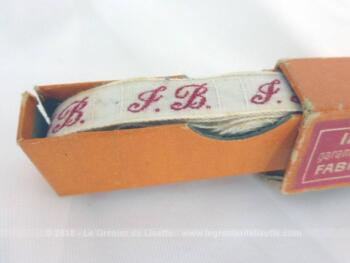 Ancien ruban avec lettres JB brodées et sa boite en carton portant les inscriptions 