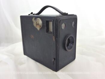 Voici un ancien appareil photo box BALDA datant des années 30/40 avec sa anse en cuir et son inscription en relief Balda sur le coté.