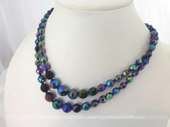 Ancien collier vintage tout en perles de verres bleues à facettes, sur deux rangs de longueur différentes, superbe ras de cou.