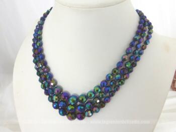 Collier triple rangs en perles à facettes de couleur bleu nuit donnent des reflets irisés multicolores datant des années 60/70.