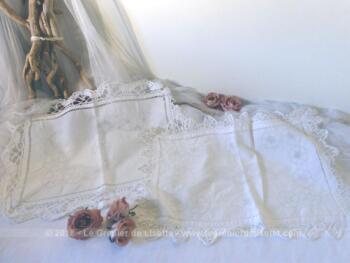 Duo de napperons broderies tire-fils avec dentelle aux fuseaux sur toute la bordure. Fait main et pièces uniques.