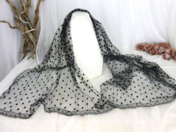 Ancienne étole dentelle noire rectangulaire à pois de 70 x 150 cm avec une belle bordure toute en belle et délicate dentelle et sa résille à pois.
