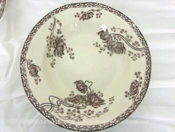 Lot de 4 assiettes plates, creuses et dessert Sarreguemines Royat de couleur sépia. soit 12 assiettes. C'est un modèle avec une frise sur le pourtour et des dessins de pivoines .