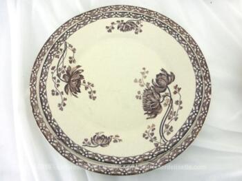 Lot de 4 assiettes plates, creuses et dessert Sarreguemines Royat de couleur sépia. soit 12 assiettes. C'est un modèle avec une frise sur le pourtour et des dessins de pivoines .