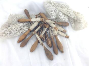 VENDU - Quinze anciens fuseaux en buis et dentelle