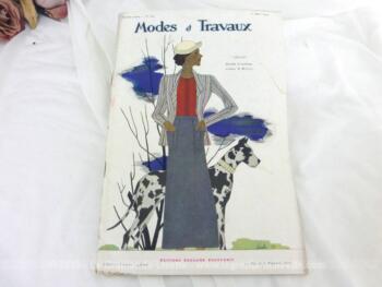 Voici la revue Modes et Travaux du 15 mars 1934 avec des superbes modèles de tailleurs et robe sans oublier le patron fourni pour des explications de travaux de broderies et couture. Des images sublimes !