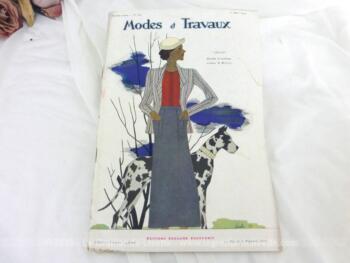 Voici la revue Modes et Travaux du 15 mars 1934 avec des superbes modèles de tailleurs et robe sans oublier le patron fourni pour des explications de travaux de broderies et couture. Des images sublimes !