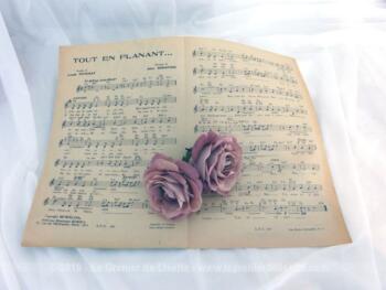 Voici une ancienne partition de la chanson"Tout en Flânant" chanté par 'André Claveau avec copyright de 1943 aux éditions Musicales Europa.