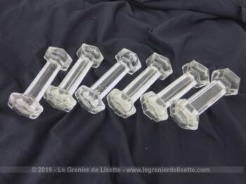 Six anciens porte couteaux verre moulé Art Déco de forme hexagonale dont les extrémités coupées manuellement sont toutes un peu différentes.