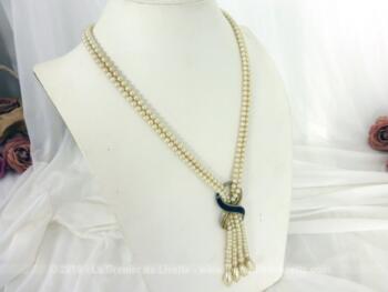 Ancien collier sautoir avec boucle en 8 bicolore et ses deux rangs de fausses perles. Original et très élégant.