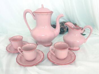 Service à café porcelaine rose shabby estampillé Porcelaine de Salins, composé d'une cafetière verseuse, d'un pot à lait et de 3 tasses et les sous-tasses.