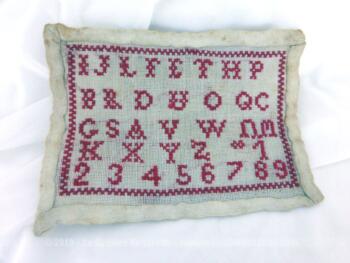 Ancien petit abécédaire d'écolière des années 50, brodé au point de croix en fil rouge.fait main, avec alphabet brodé dans le désordre.