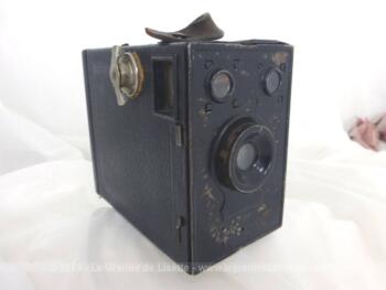 Voici un ancien appareil photo box datant des années 30/40 avec sa anse en cuir et son allure totalement vintage, idéal pour décoration.