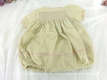 Ancienne barboteuse bébé avec smocks, réalisé en tissus pidou de couleur écru et entièrement fait main avec broderies en fils roses.