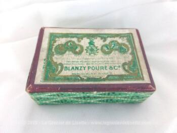 Ancienne petite boite à plumes avec plumes. La petite boite en carton est au nom de Ets Gilbert et Blanzy-Poure et contient 17 plumes mélangées.