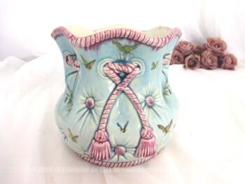 Magnifique vase ancien en barbotine Fives Lille de Bruyn, numéroté et estampillé avec une forme originale et aux couleurs shabby. Pièce unique.