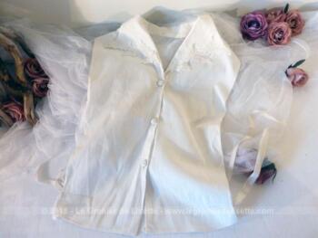 Ancien plastron coton col dentelle. Réalisé à la main, voici un plastron original des années 70 à mettre sous une chemise, une veste ou un pull en V.