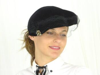 Ancien chapeau plat feutre noir et voilette, sans oublier sa décoration en strass. Datant des années 50, c'est un beau chapeau de la modiste "Rosemay".