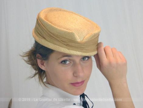 Ancien chapeau rétro avec ruban années 50, tout en tissus habillé d'un voile tout autour et portant l'étiquette de la modiste "Paule de Paris".