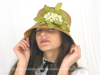Très original chapeau en paille et ses fleurs. Sa forme haute aux larges rebords donne beaucoup d'élégance à ce chapeau. Tour de tête standard 57/58 cm.