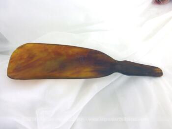 Ancien chausse-pieds bakélite avec une forme bien originale . D'un coté, une extrémité bien large et de l'autre, un manche long et étroit.