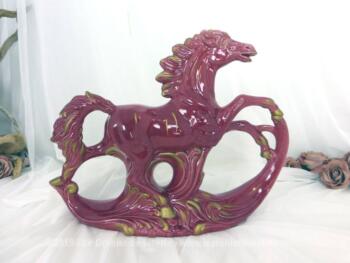 Voici un beau cheval à bascule en céramique fuchsia, estampillé 