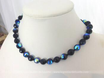 Ancien ras de cou en perles à facettes de couleur bleu nuit irisé datant des années 60 de 43 cm de long.