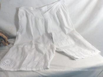 Authentique ancienne culotte fendue avec broderies datant de nos grand-mères et faite main.