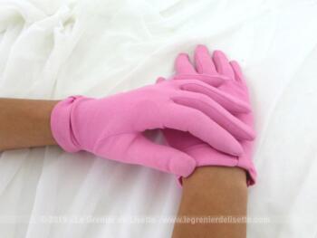 Anciens gants rose noeud années 60 dont la couleur est d'un beau rose moins "flashy" que sur les photos. Taille 6 1/2 ou 7.