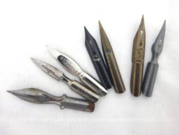 Voici un lot de 7 anciennes plumes en métal pour porte plume. Les modèles sont différents, certains signés et anciens et d'autres plus récents.