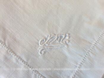 Ancien mouchoir monogrammes IM en coton brodés en fils blanc dans un angle avec fin jour de Venise tout autour de l'ourlet.