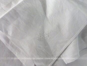 Ancien mouchoir monogrammes AF brodés dans un angle en fils blanc et réalisé dans un beau coton damassé de quadrillages.