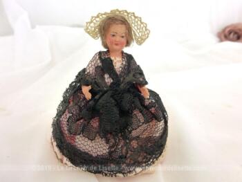 Voici une ancienne poupée folklorique miniature, datant des années 50/60 et si petite qu'elles tient dans la main, avec les bras et les jambes articulés. mais je n'arrive pas à trouver la région concernée par le costume de cette poupée.