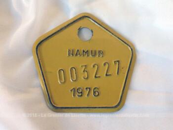 Ancienne plaque vélo belge de 1976 de la ville de Namur en tole laquée jaune en forme de pentagone aux coins arrondis de 4 cm de coté.
