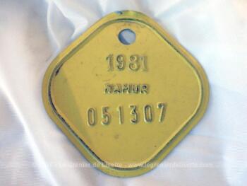Ancienne plaque vélo belge de 1981 de la ville de Namur en tôle laquée jaune de forme carrée aux coins arrondis.