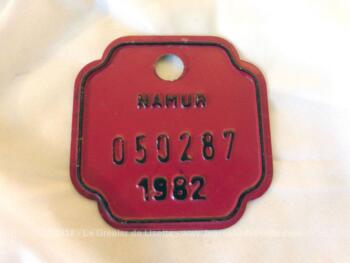 Ancienne plaque vélo belge de 1982 de la ville de Namur en tole laquée rouge et de forme carrée aux coins incurvés.