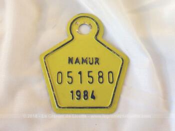 Ancienne plaque vélo belge de 1984 de la ville de Namur en tôle laquée jaune et de forme hexagonale avec un bout arrondi de 8 x 7 cm.