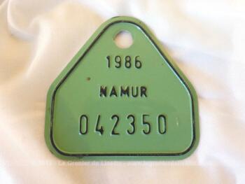 Ancienne plaque vélo belge de 1986 de la ville de Namur en tôle laquée verte et de forme triangulaire avec une base rectangulaire.