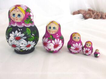 Voici un jeu de 5 petites poupées Russes forme ventrue en bois, des "Matriochkas" dont la forme originale donne fière allure à ces poupées.