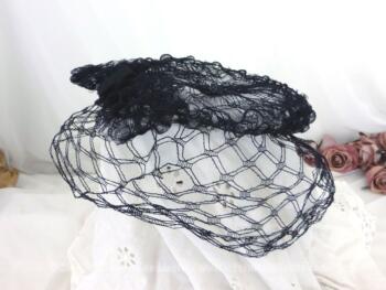 Ancien chapeau bibi tout en résille, avec un forme bibi et un petit noeud. Entièrement en résille maille filet, à gros losanges, il date des années 50/60.