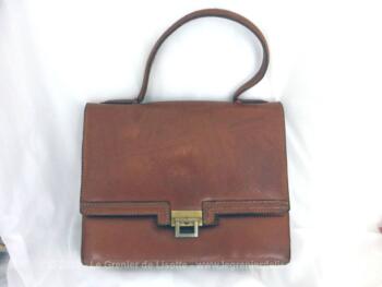Ancien sac vintage cuir fauve avec une jolie forme de petit cartable et ses deux compartiments avec poches.