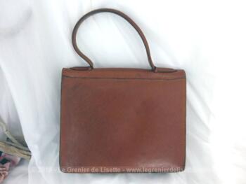 Ancien sac vintage cuir fauve avec une jolie forme de petit cartable et ses deux compartiments avec poches.