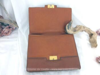 Ancien sac vintage cuir fauve avec une jolie forme de petit cartable et ses deux compartiments avec poches.