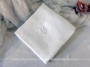 Ancienne serviette monogrammes JB de 65 x 60 cm en coton blanc damassé de dessins avec les initiales JB brodées et entrelacées dans un angle.