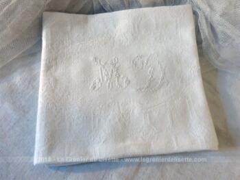 Ancienne serviette monogrammes MD de 55 x 61 cm en coton blanc damassé avec les initiales brodées aux points de croix et placées au centre.