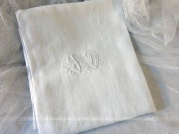 Ancienne serviette monogrammes PD de 54 x 60 cm en coton blanc damassé avec les initiales brodées et placées au centre.