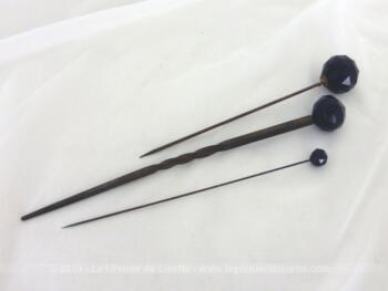 Trio d'anciennes longues épingles perles noires en verre de différents diamètres et longueurs. Idéales pour chapeaux ou en décoration.