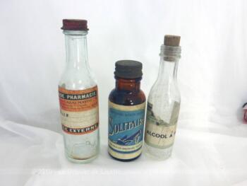 Trio d'anciens flacons avec étiquette dont deux provenant d'une pharmacie et un d'une droguerie.